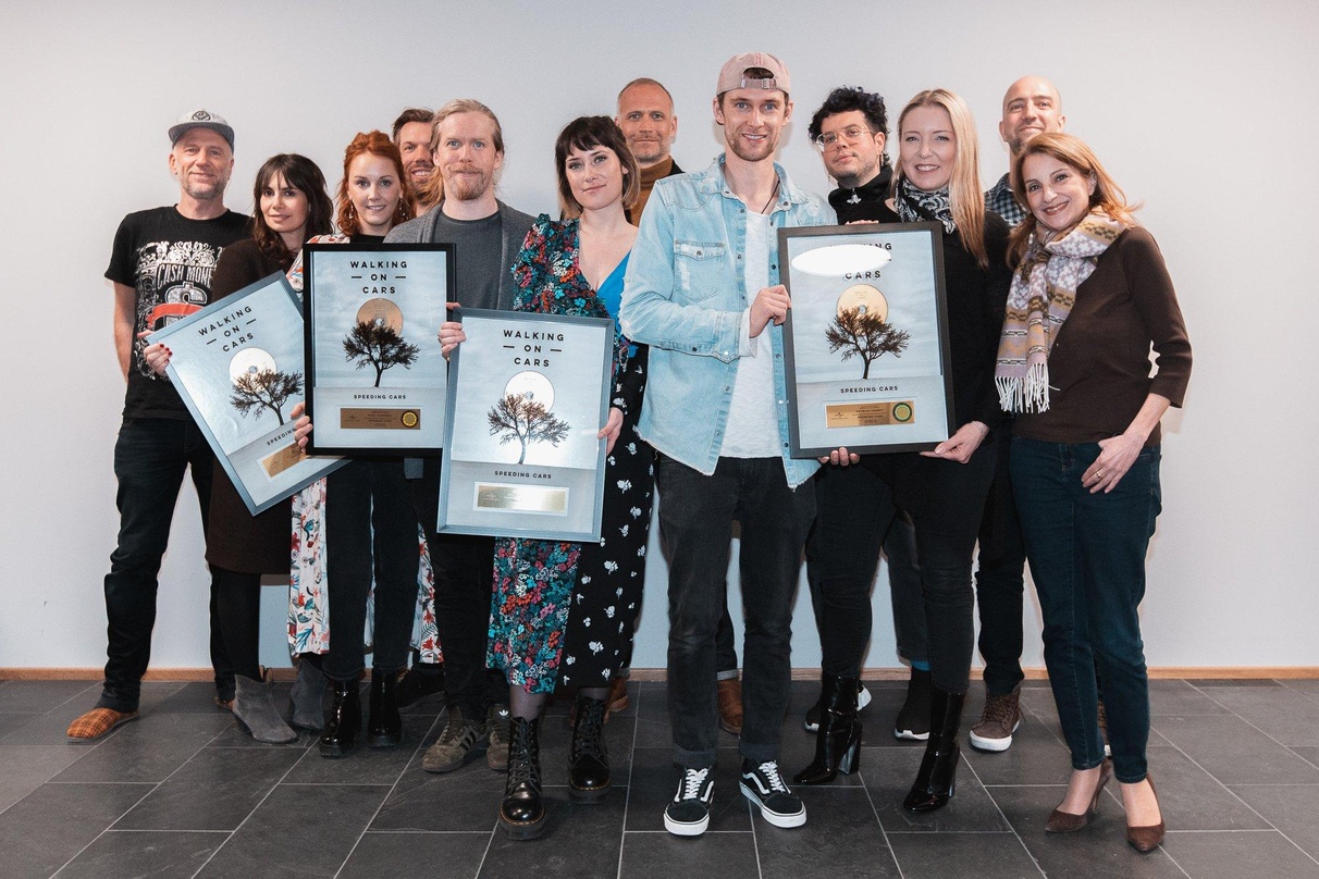 Zelebrierten Edelmetall: Walking On Cars und das Team von Universal Music International
