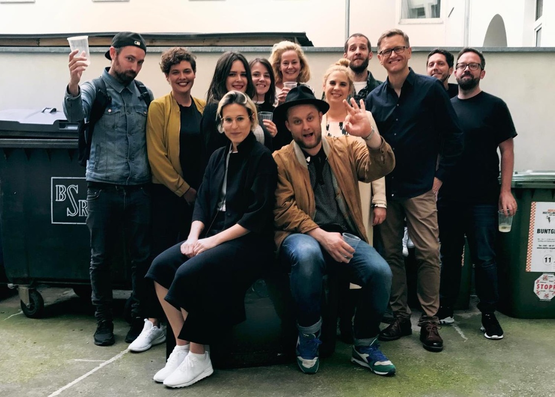 Freuen sich auf die künftige Zusammenarbeit (vorne von links): Mine und Fatoni sowie (hinten von links) Thomas Friedmann (Radio Promo), Leandra Preissler (Pennywine Entertainment - Mgmt Mi...