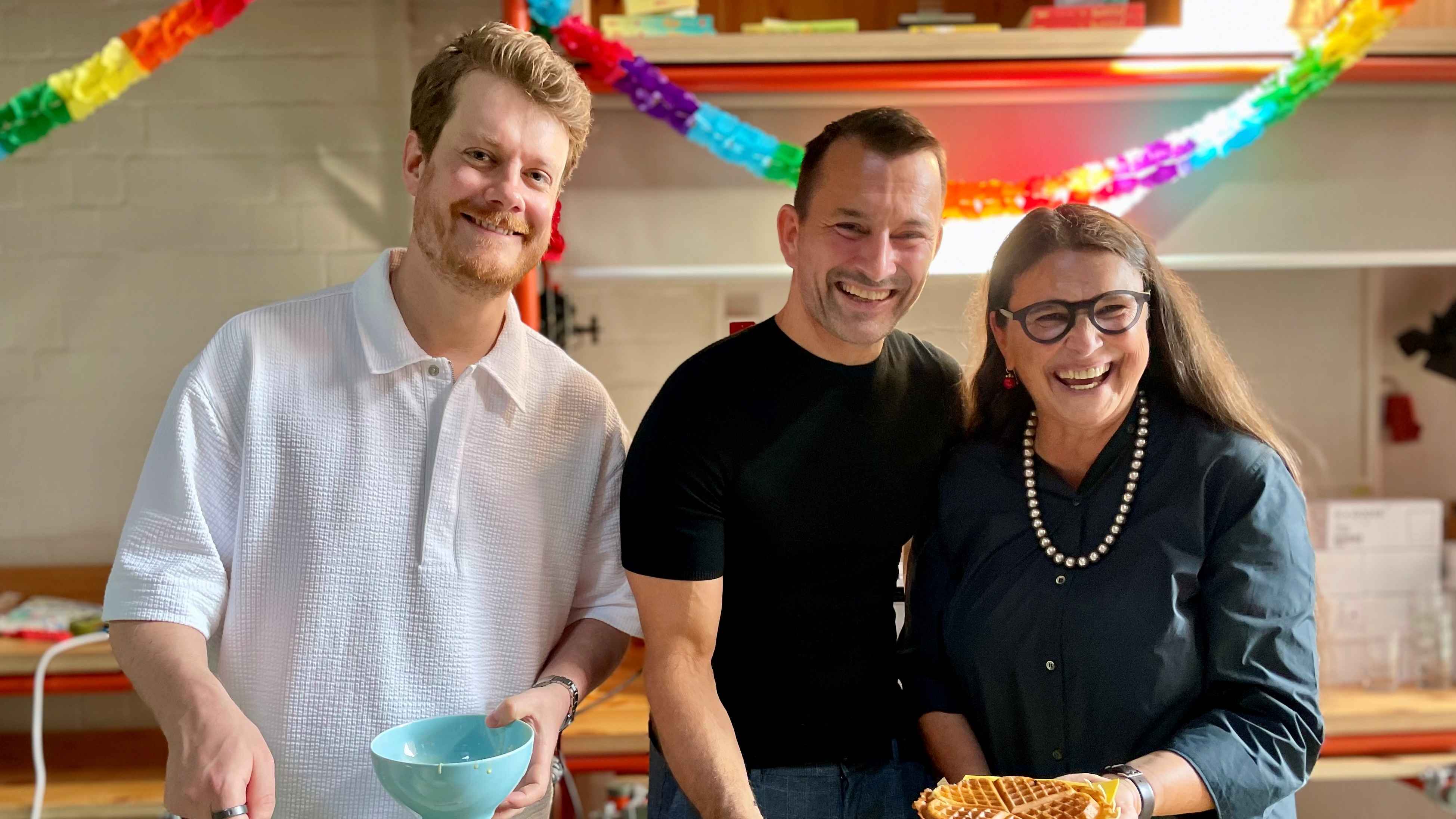 Sorgten mit Waffeln für das leibliche Wohl bei der Einweihung (von links): Colin Hauer (CEO Hörbuch Hamburg), Joachim Kaufmann (CEO Carlsen Verlag) und Renate Herre (CEO Carlsen Verlag).