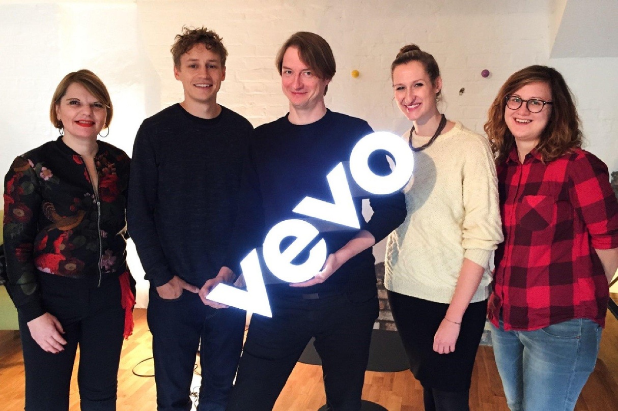 Trafen sich nach dem Blitzinterview im Berliner Büro von Vevo (von links): Tina Funk (General Manager Vevo Germany GmbH), Tim Bendzko, Alexander Eß (Content & Programming Director Vevo), A...