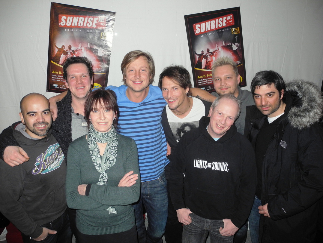 Gemeinsam im Kino (v.l.n.r.): Raul Ruutu (Sunrise Avenue), Uli Mücke (EMI Vice President New Music GSA), Stephanie Glockmann (Pressepromotion EMI), Samu Haber und Riku Rajamaa (beide Sunri...