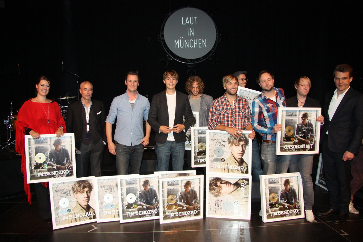 Bei "Laut in München" mit dabei (v.l.n.r.): Natalie Kindt (Guerilla Entertainment), Willy Ehmann (Sony Music), Konrad Sommermeyer (Guerilla Entertainment), Tim Bendzko, dessen Bandmitglied...