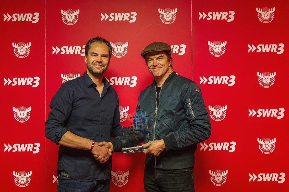 Bei der Vergabe des Nummer 1 Awards: Campino (rechts) von den Toten Hosen mit Mathias Giloth (GfK)