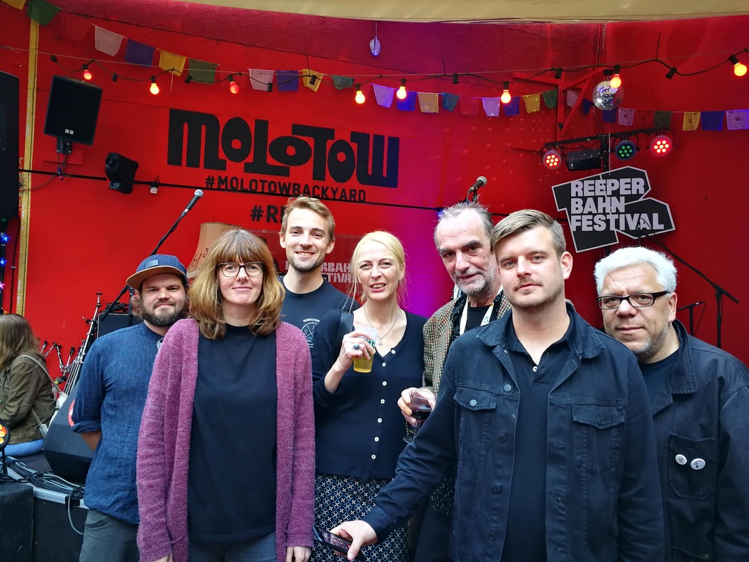 Beim PIAS-BBQ im Molotow (Von links): Mitja Bruch, Ilona Kleen, Sören Heuer, Meetz (alle PIAS), Moderator Klaus Fiehe, Thomas Lingstädt und Geschäftsführer Stefan Strüver (beide PIAS).