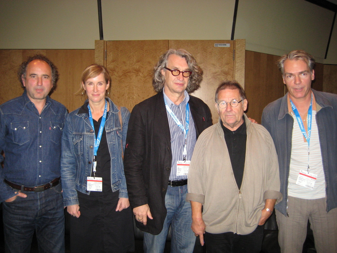 Erörterten die Theorie der Filmmusik auf der Popkomm und lassen nun die Praxis folgen (v.l.n.r.): Produzent Peter Rommel, Beraterin Milena Fessmann, Wim Wenders, Irmin Schmidt und City-Sla...