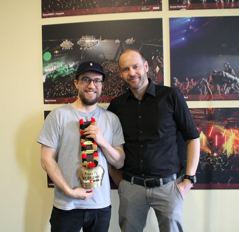 Bei der Awardübergabe: Prinz Pi (links) und Florian Fülle (bigBox Allgäu)