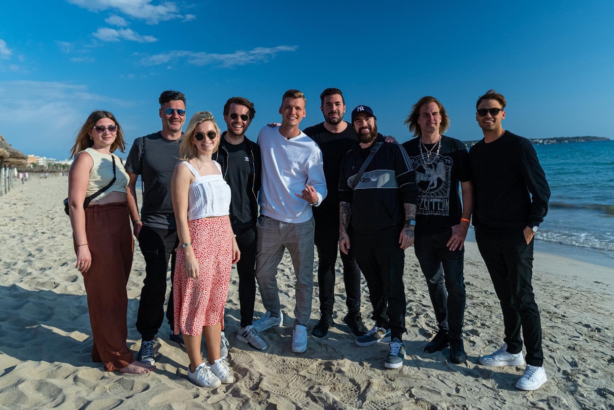 Besiegelten den Deal auf Mallorca (von links): Malina Illenberger (Social Media Manager Universal Music), Daniel Weiskopf (Head of Special Projects, Senior Brand Manager, Universal Music),...