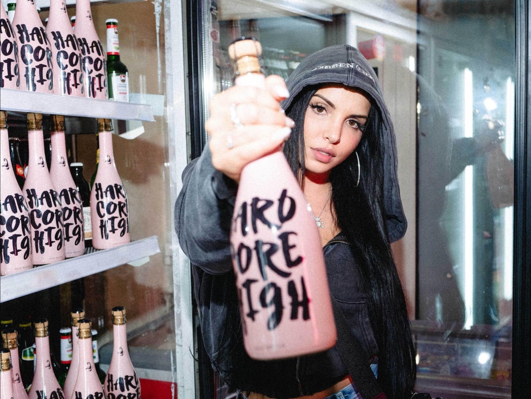 Geht mit ihrem "Hardcore High Pfirsich-Secco" auf Späti-Tour in Berlin: Juju