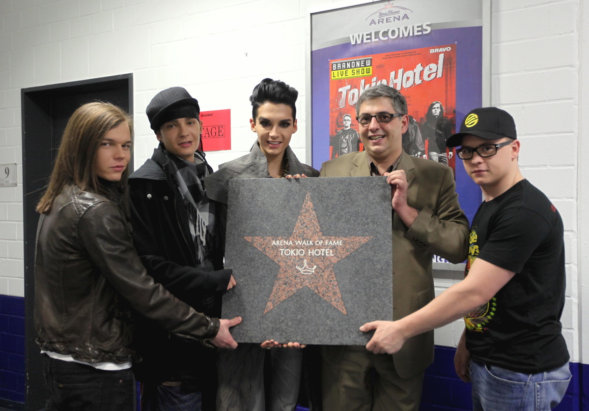 Bei der Übergabe (v.l.n.r.): Georg Listing, Tom und Bill Kaulitz, Johannes Partow und Gustav Schäfer
