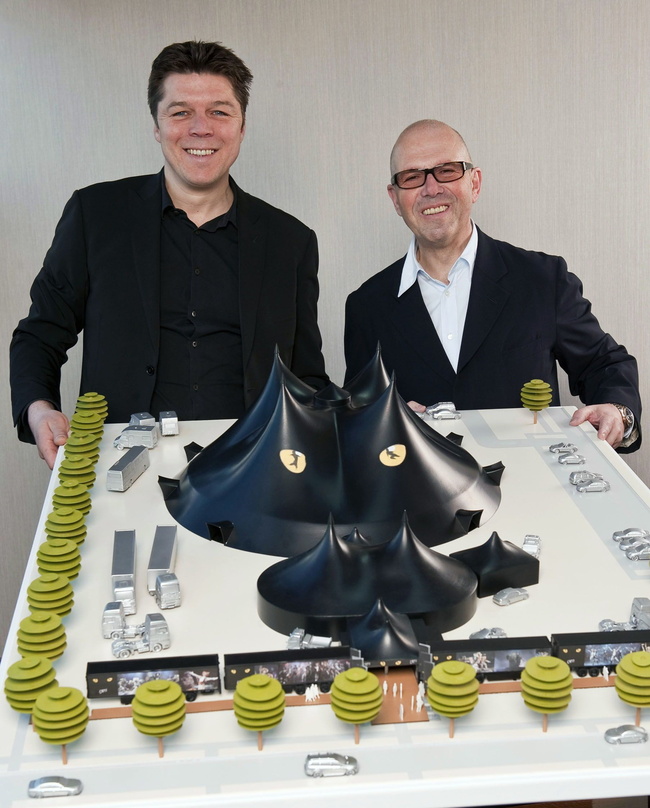57ef98c991f22d9b09053b85aa0b3f141ee8e3a11c6b0e35c6e440a41c7822b6 Präsentieren das "Cats"-Zelt schon mal im Modell: Maik Klokow (l.) und Michael Brenner