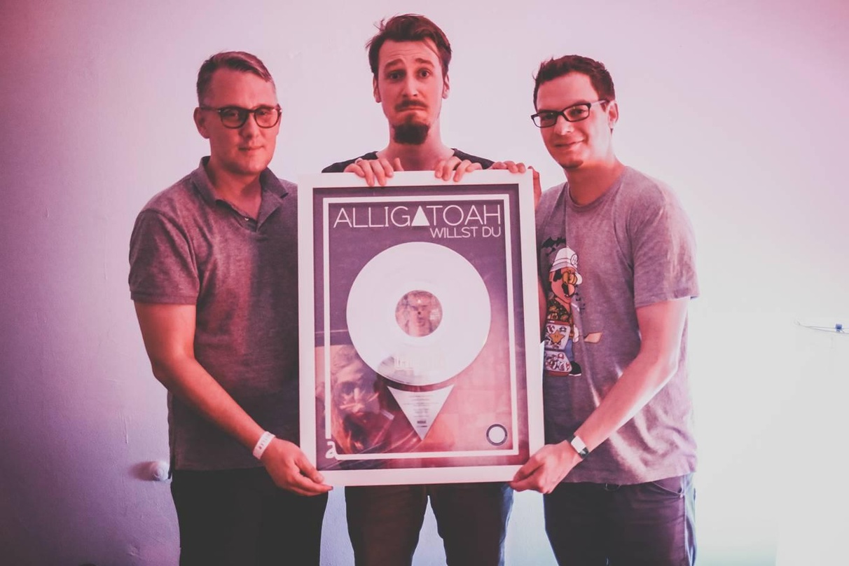 Bei der Awardübergabe (von links): Ronny Boldt, Alligatoah und Kristof Jansen