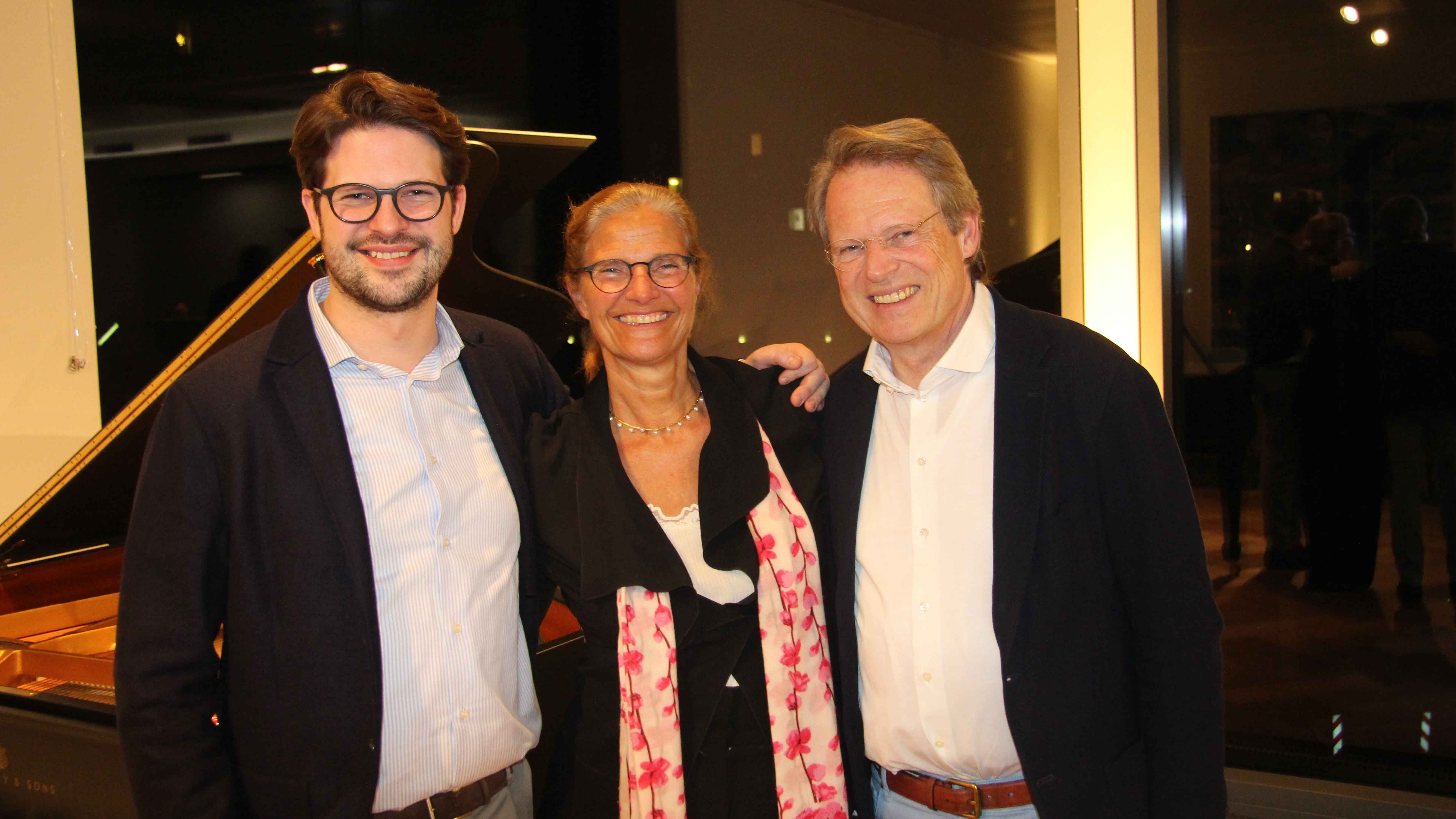 Begrüßten die Gäste in den neuen Büroräumen von MünchenMusik: Nepomuk Schessl (links), Dea von Zychlinski-Schessl und  Andreas Schessl.