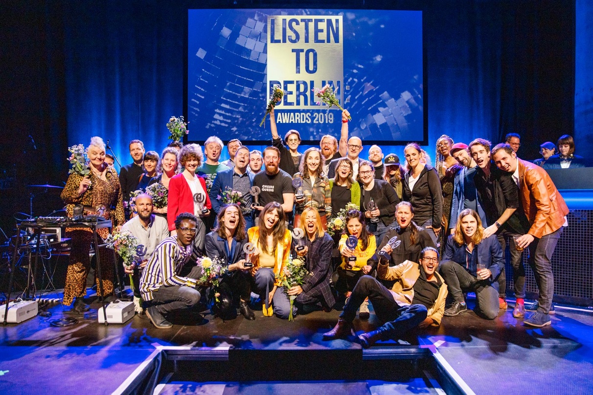 So voll und dicht gedrängt dürfte es bei den listen to berlin: Awards im Jahr 2020 kaum zugehen: die Sieger, Laudatoren und Moderatoren bei der Preisverleihung 2019