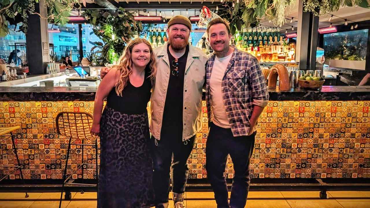 Besiegelten den Deal in einer Bar (von links): Lisa Cullington (Vice President Creative Publishing BMG), Tom Walker und Simon King (CEO und Founder Covert Talent Management).