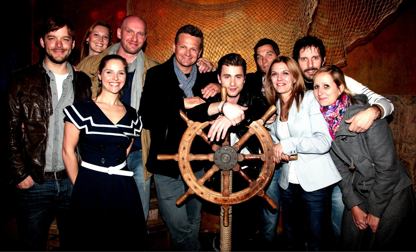 Nach dem Showcase: Baschi (M.) und sein Team von Universal Domestic||Nach dem Showcase (hinten, v.l.n.r.): Friedrich Kraemer (Head of TV & Press Promotion/Universal Music Domestic Pop - UD...