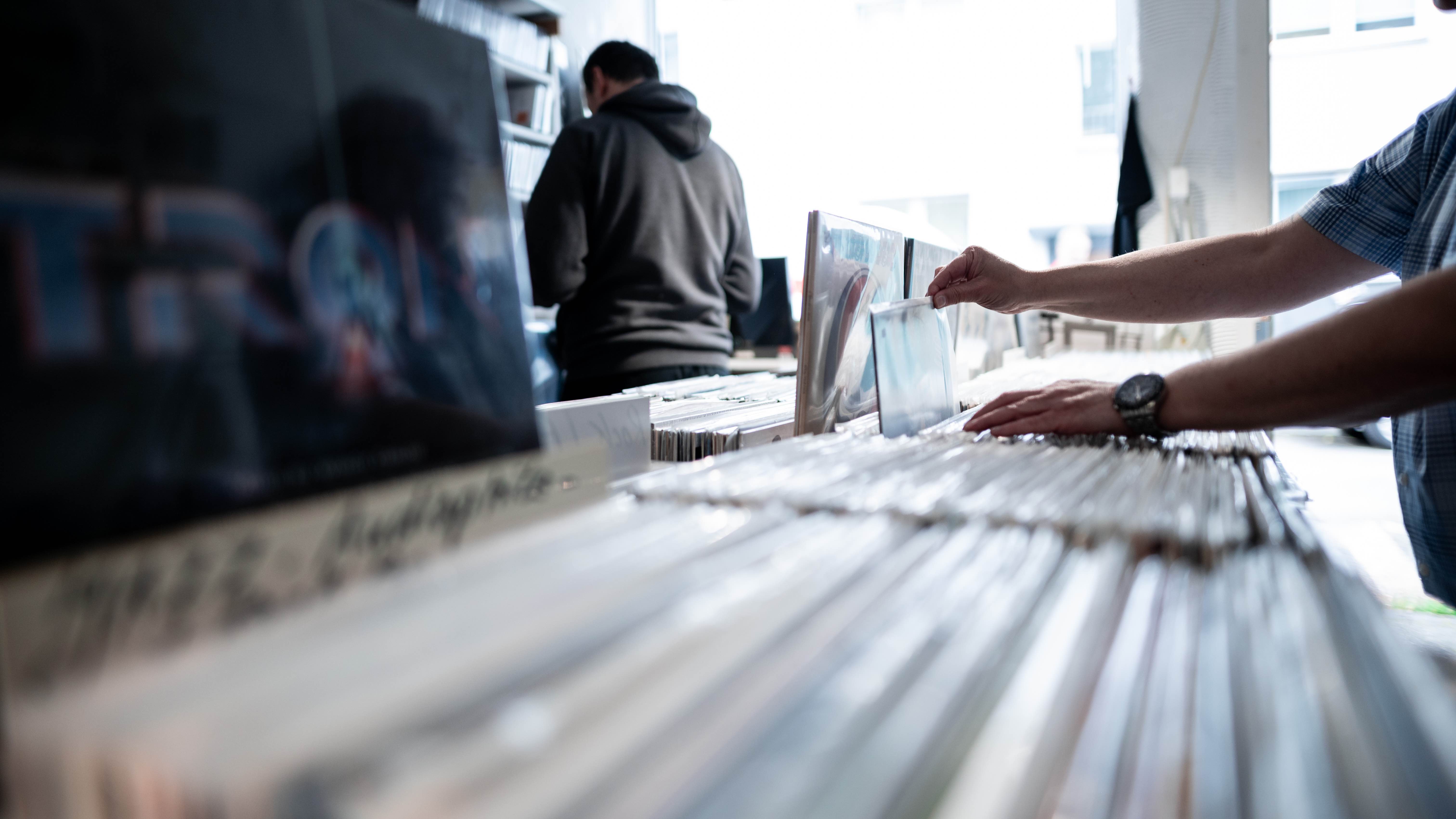 5818908c d6db 4b15 8afb 699c46c9264b Raus aus dem Fach, rein in die Charts: in einer konzertierten Aktion setzen sich 375 Media, BVMI und VUT dafür ein, den Fachhandel zur Meldung von Verkaufsdaten an die Charts-Ermittler von...