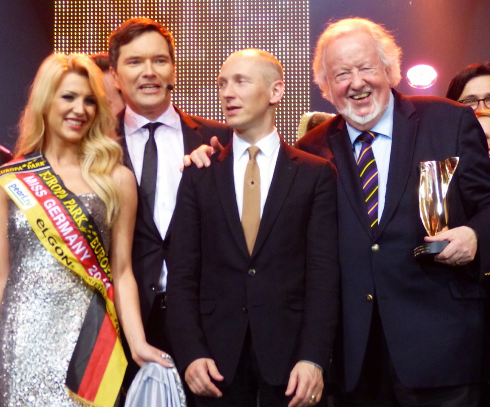 Bei der LEA-Verleihung: Schlussbild mit Miss Germany, Moderator Ingo Nommsen, Helmut Lotti und Hans-Werner Funke