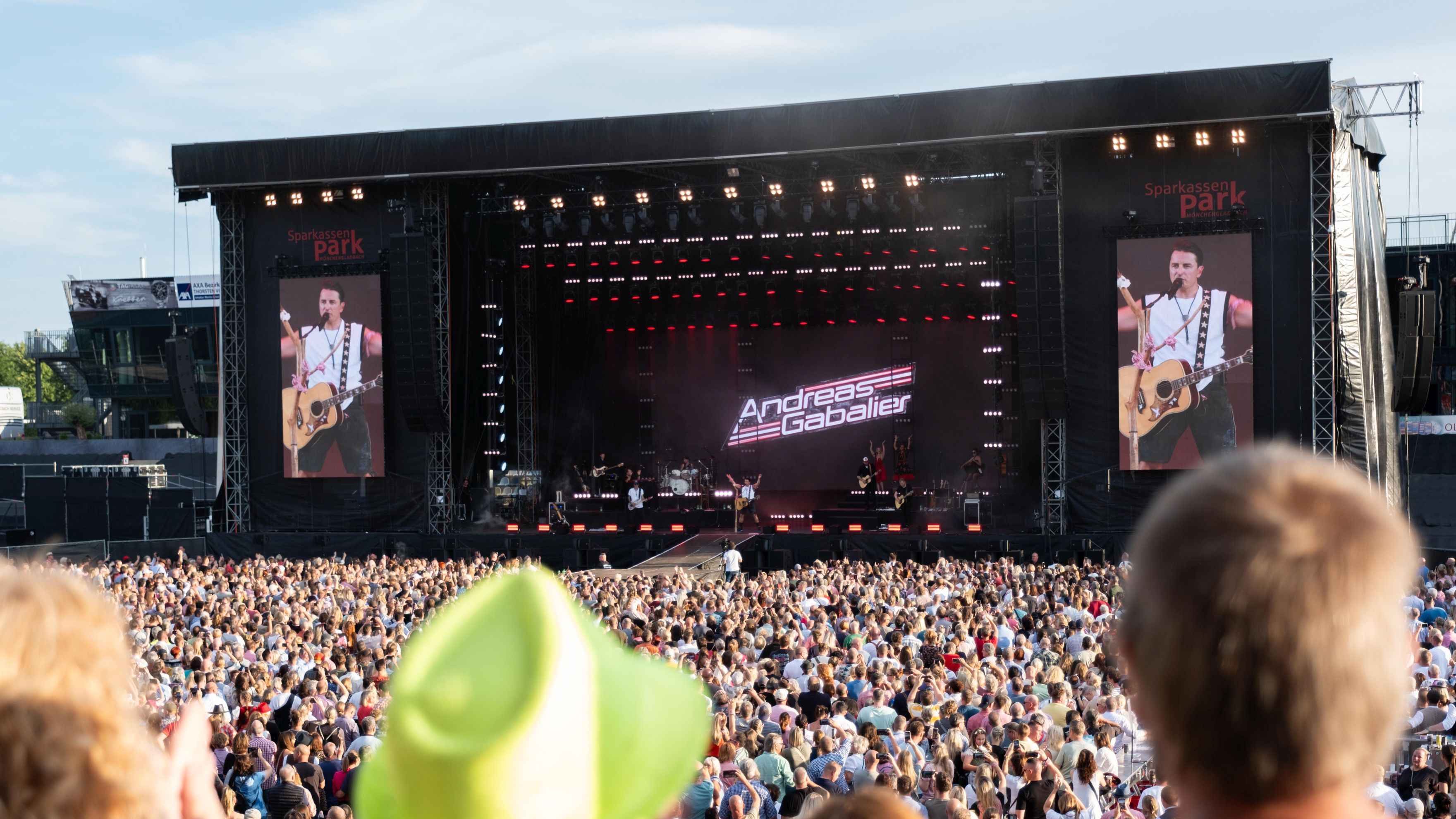 Wieder live unterwegs: Andreas Gabalier, hier beim Tourauftakt im Sparkassenpark in Mönchengladbach.