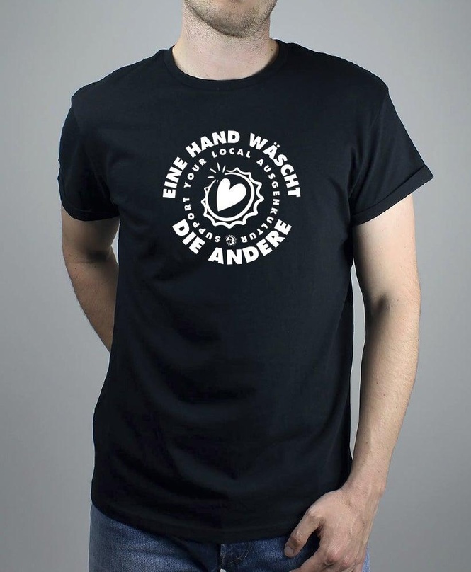 Dessen Erwerb unterstützt die Bremer Clubszene: das "Soli-T-Shirt" mit der Message "Eine Hand wäscht die andere"