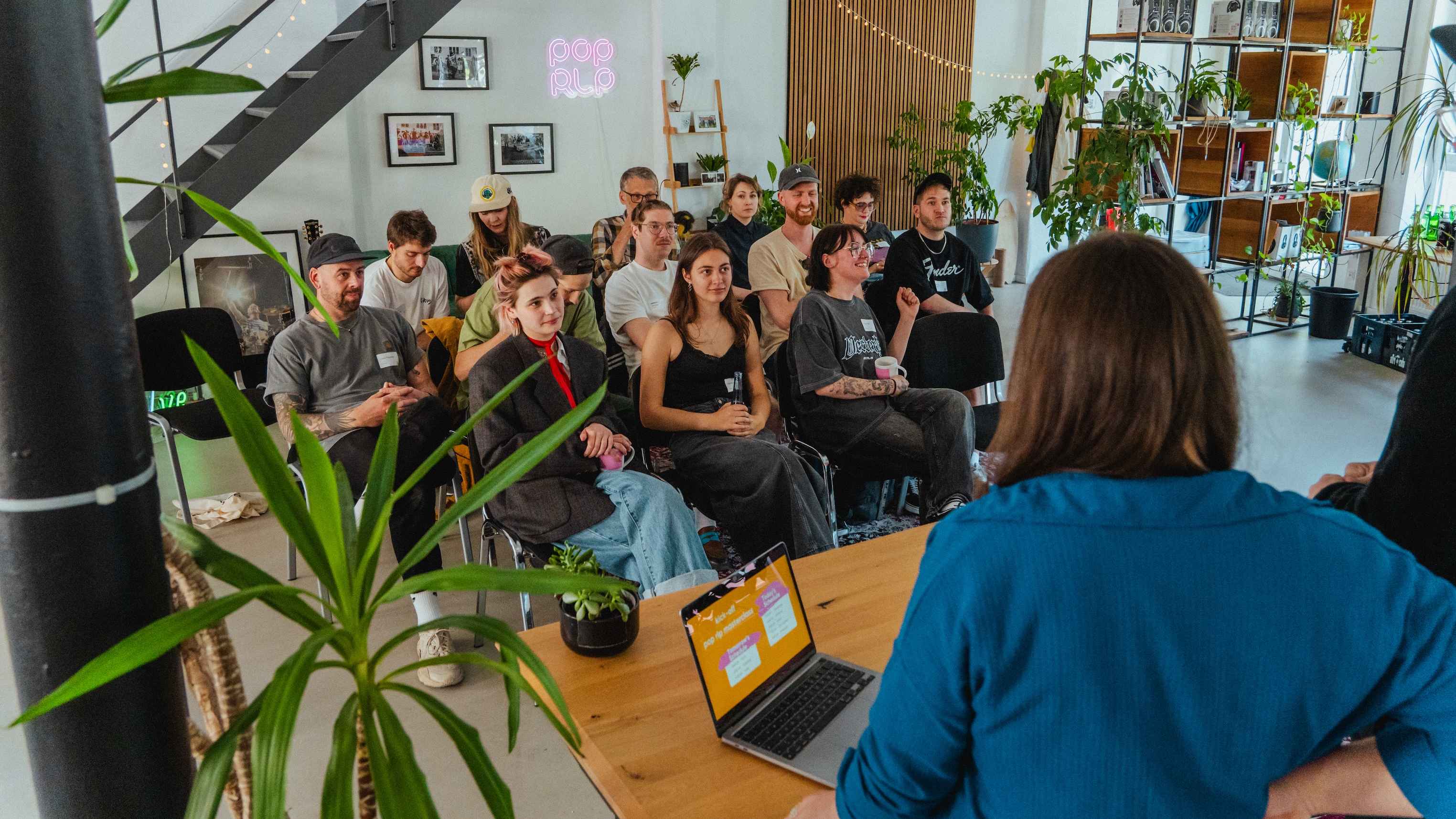 Im Büro von pop rlp: Gäste eines Workshops des Popförderbüros.