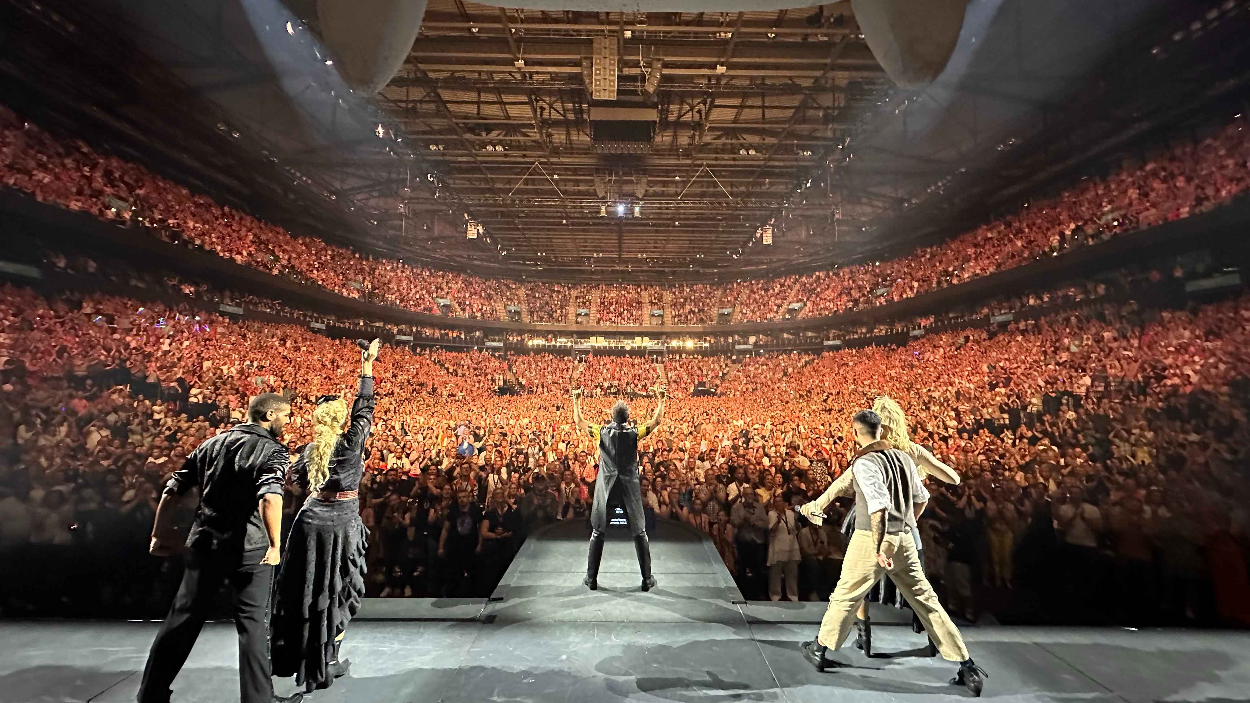 Fährt auch für "The Great Adventure" eine große Show mit allem Drum und Dran auf: DJ BoBo (Mitte).