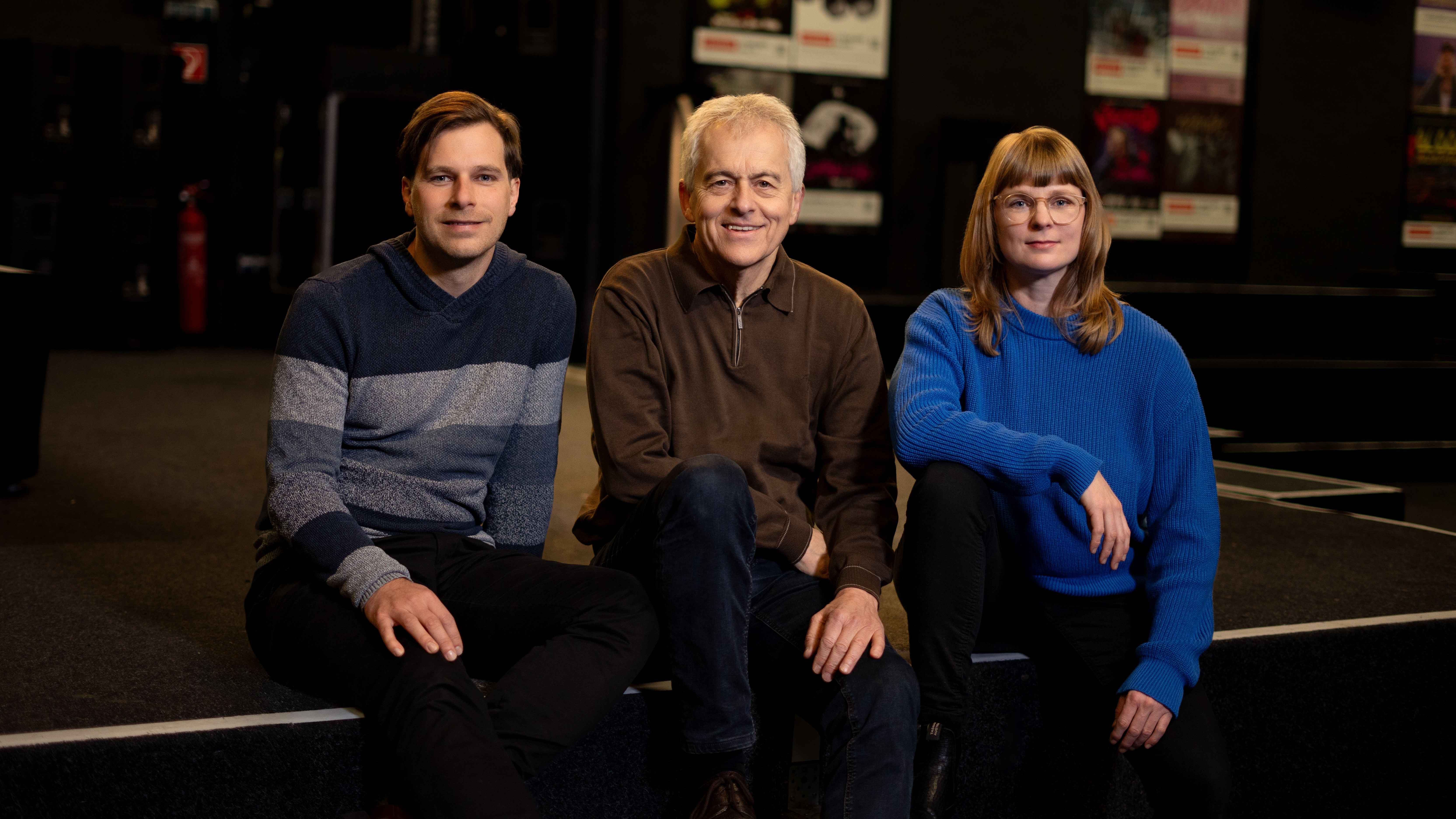 Auf der Bühne (von links): Andreas Huber (Geschäftsführer), Ernst Wolfswinkler (scheidender Geschäftsführer) und Julia Viechtl (Geschäftsführerin, alle Feierwerk).