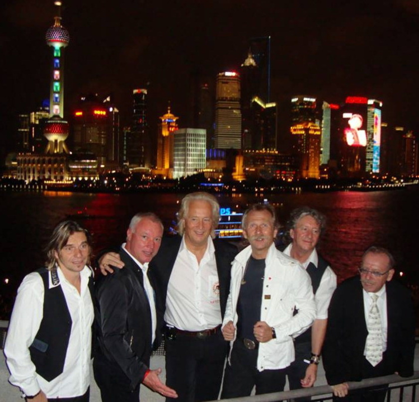 Kölner Kulturbotschafter: Die Höhner vor der Skyline von Pudong
