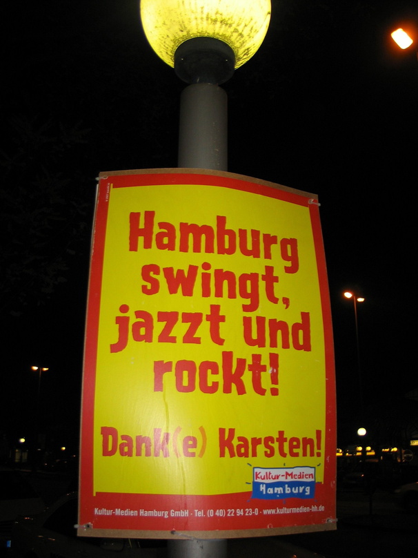 Plakate rings ums Schauspielhaus: Hamburg swingt