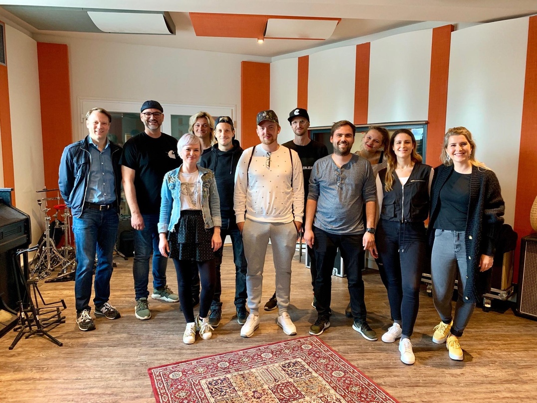 In den Chefrock Studios: Die Teilnehmer des Songwriting Camps mit Christian Baierle (links, Managing Director Roba)