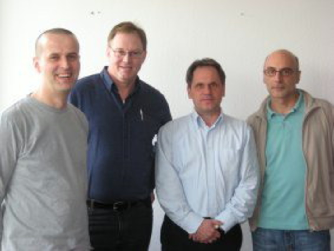 58dac5fdf2f8724a0295d9a999e510c6a00400641ec0f0bc5ad036e361698d3d Wurden handelseinig (v.l.n.r.): Frank Stratmann, Heino Drecker, Heiner Kleinekathöfer und Heribert "Mue" Meuser (Geschäftsführer Groove Attack)