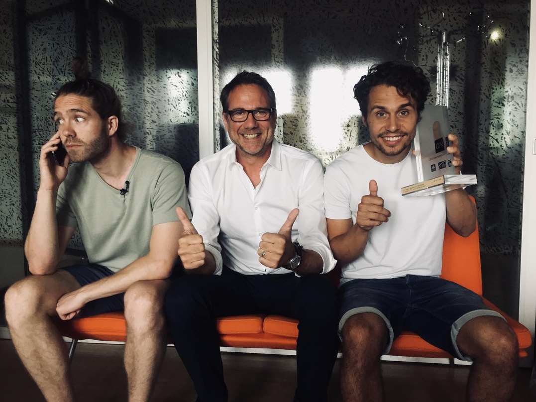 Bei der Übergabe des Spezial-Awards der Offiziellen Schweizer Hitparade (von links): Lo, Andy Renggli (General Manager Schweiz, GfK Entertainment) und Leduc