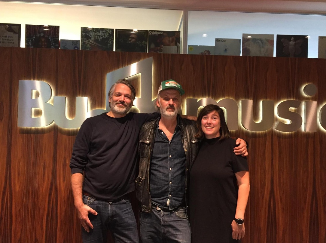 Freuen sich auf die künftige Zusammenarbeit (von links): Peer Steinwald (Senior A&R Manager Budde Music), Nikko Weidemann und Yasmine Gallus (Senior Marketing & Synch Manager Budde Music)