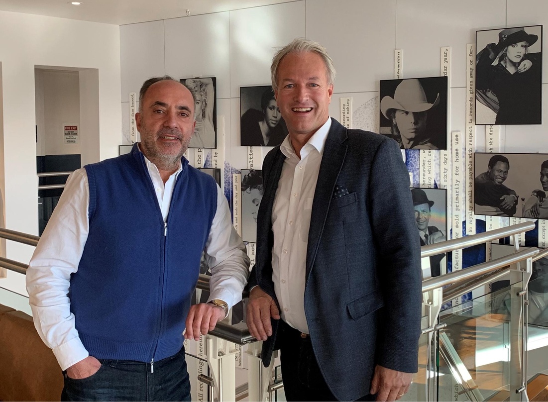 59022f5b203e3d68f6f2f398da09d326abc8b96b433c3901962e2af847577e93 Neue Partner (von links): Salvatore Monteleone (Executive Vice President of Global Operations Warner Music Group) und Sven Deutschmann (Geschäftsführer Sonopress)