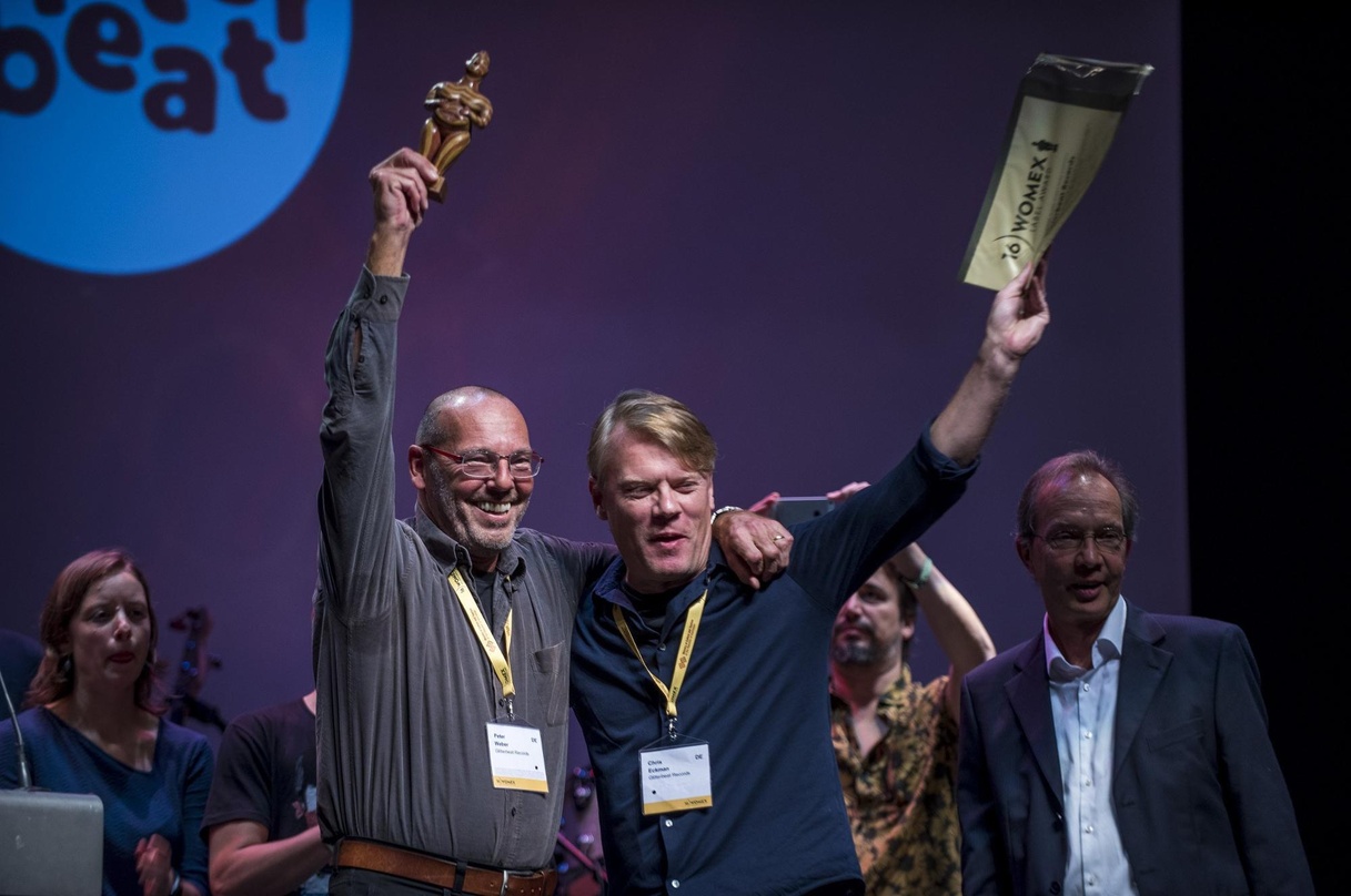 Holten mit Glitterbeat zum dritten Mal in Folge den Label Award der Womex: Glitterhouse-Records-Geschäftsführer Peter Weber (links) und Musiker Chris Eckman