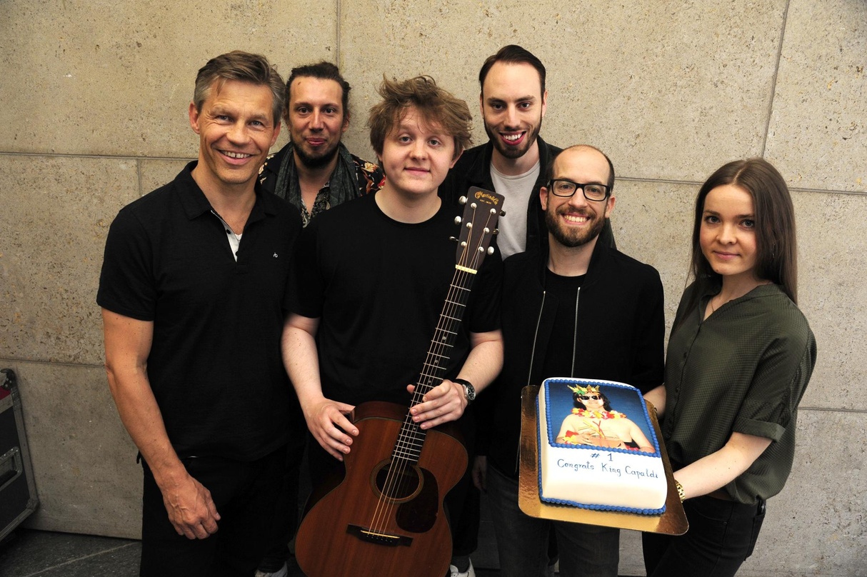 Freuen sich über Chartserfolge (von links): Frank Briegmann, Martin Lanzerath, Lewis Capaldi, Ryan Walter, Christian Meine und Randi Neumann