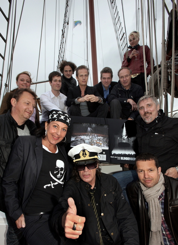 Geburtstagsfeier auf hoher See: Udo Lindenberg mit den Teams von Warner Music und Starwatch Entertainment||Geburtstagsfeier auf hoher See: (von Udo Lindenberg aus im Uhrzeigersinn): Rita F...