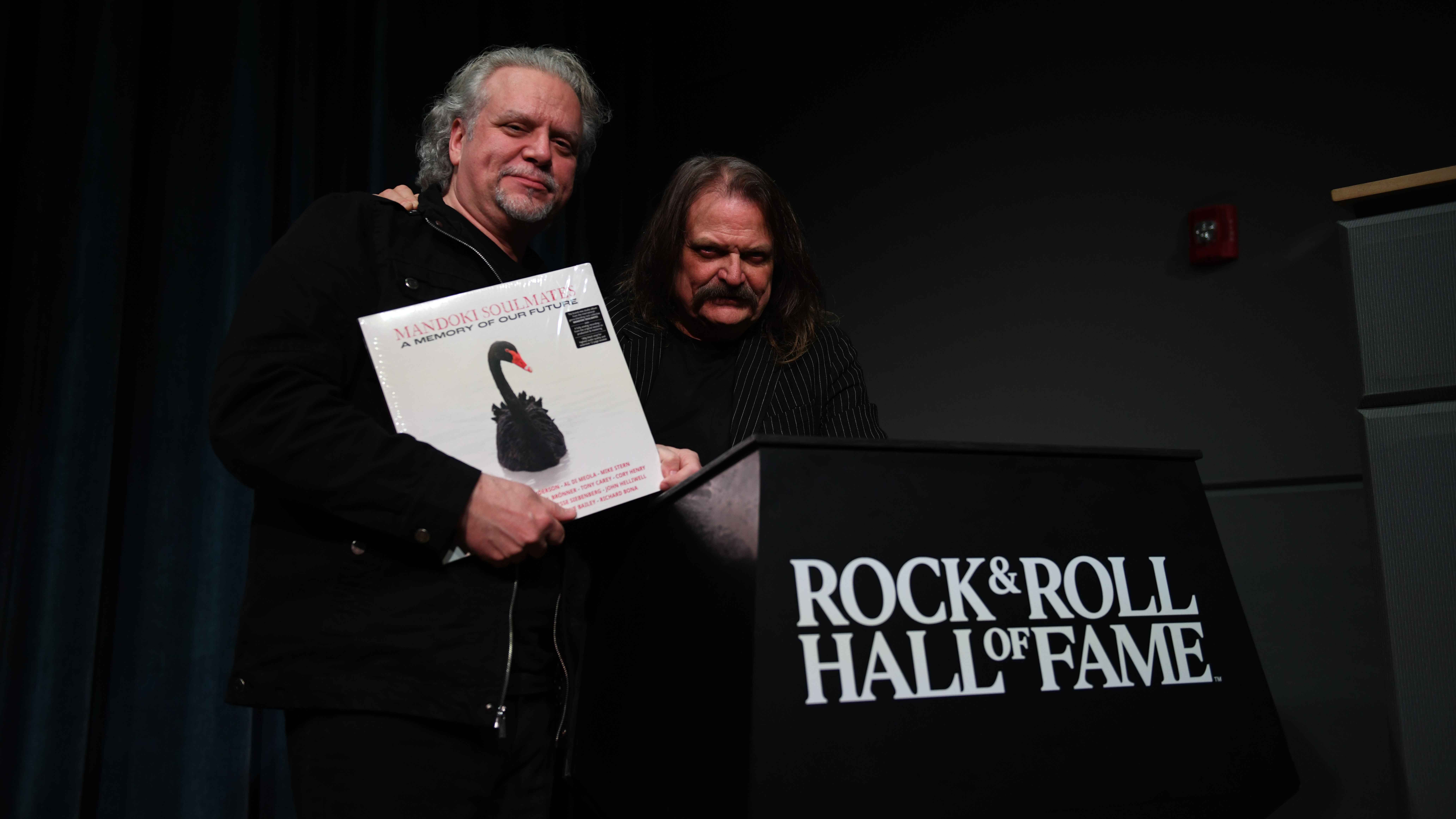 In der Rock & Roll Hall of Fame: Jason Hanley (links, Vice President Rock & Hall Of Fame) und Leslie Mandoki.