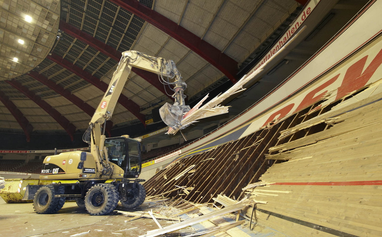 Sorgt für mehr Platz in der Westfalenhalle: ein Bagger in Halle 1