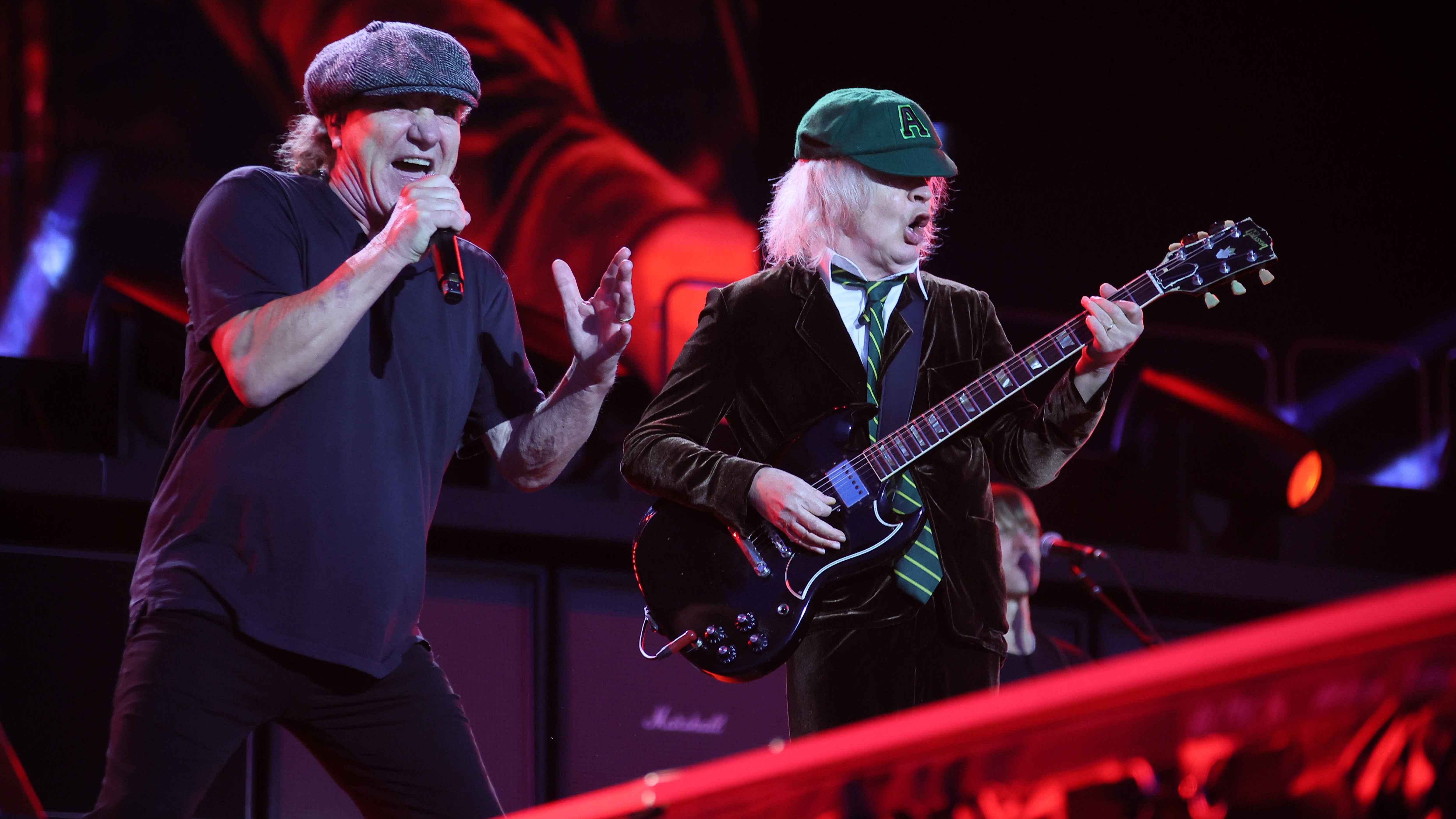Sind noch bis zum Juli in Deutschland unterwegs: Brian Johnson (links) und Angus Young von AC/DC, hier live in der  RCF Arena in Reggio Emilia in Italien am 25. Mai 2024.