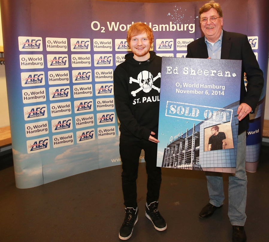 Bei der Verleihung in der O2 World Hamburg: Ed Sheeran mit Uwe Frommhold (Geschäftsführer/Vice President AEG Facilities Germany)