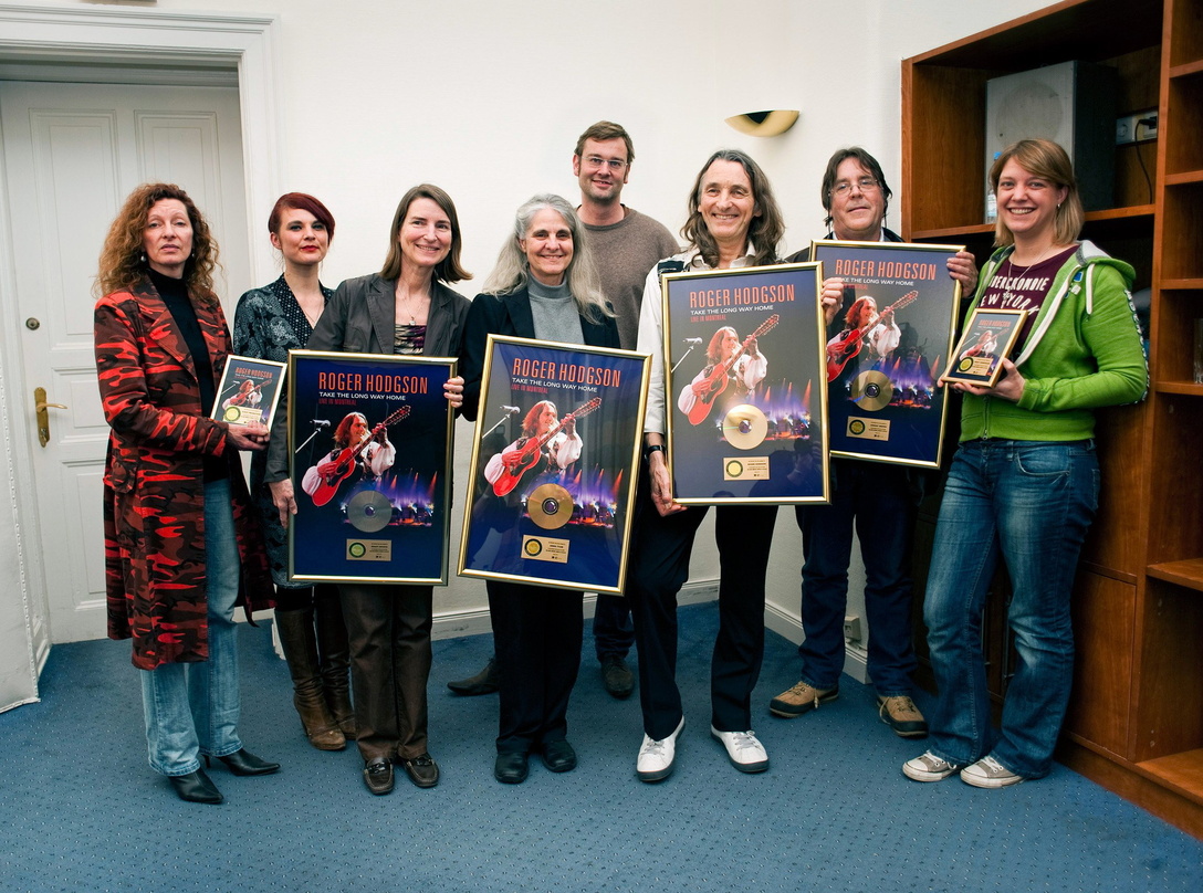 In Goldlaune (v.l.n.r.) Angelika Cisek, Kathi Wagmüller, Shakti Shivaya, Linda Tyler, Martin Ruder, Roger Hodgson, Lindsay Brown und Nicole Schnitzler
