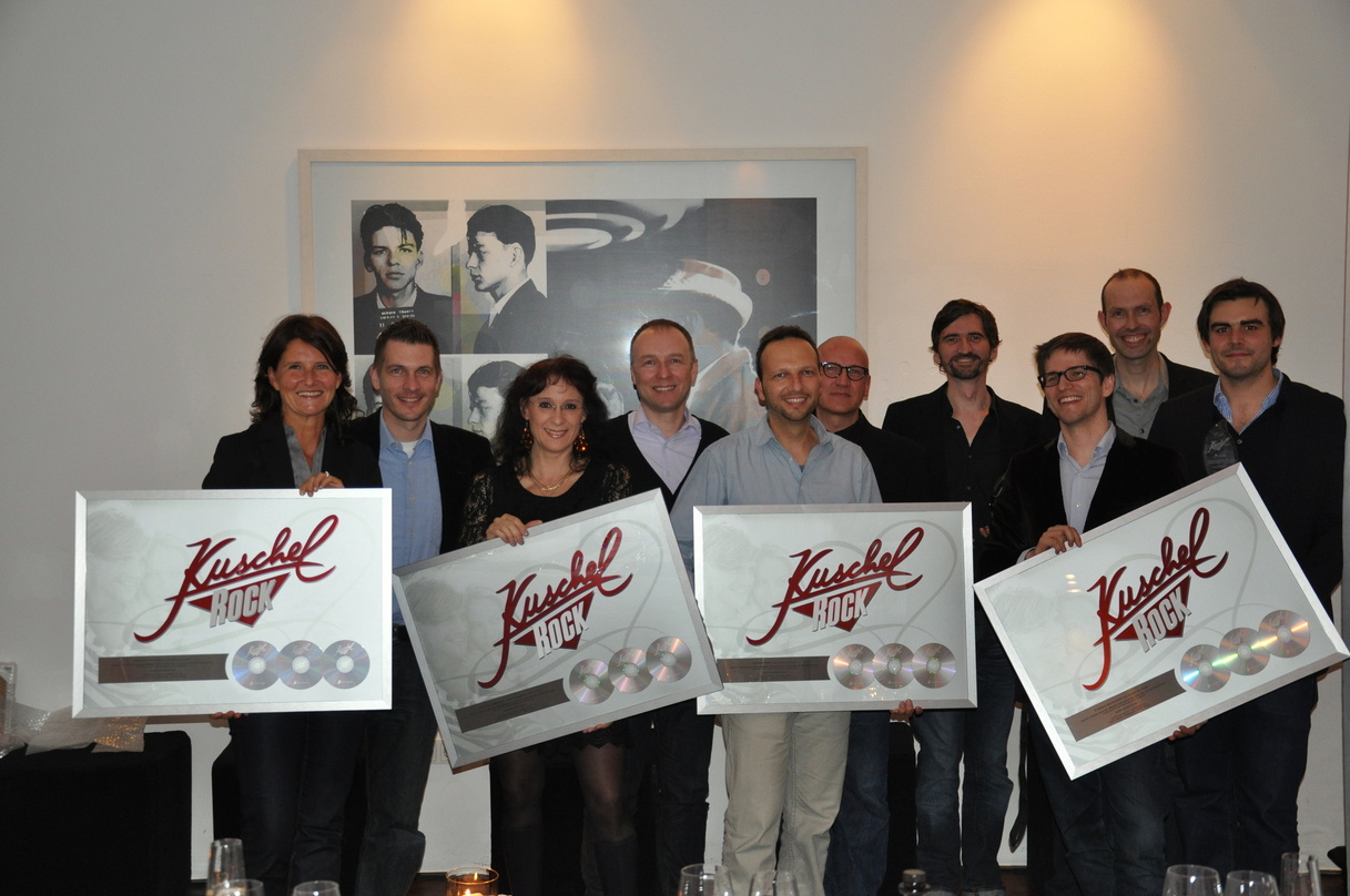 Brachten "KuschelRock" mit vereinten Kräften zum Platinerfolg: Sony Music und RTL||Die Vermarktungspartner freuten sich kürzlich gemeinsam über den Platinerfolg (von links) Annette Kunze (...