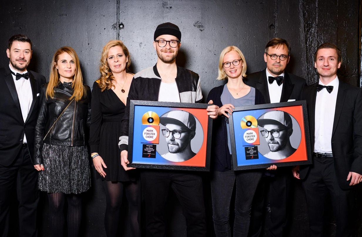 Bei der Preisübergabe (von links): Maurizio Dottore (Director Marketing and A&R Sony Music Switzerland), Anja Küng (Senior Product Manager Sony Music Switzerland), Julie Born (Managing Dir...