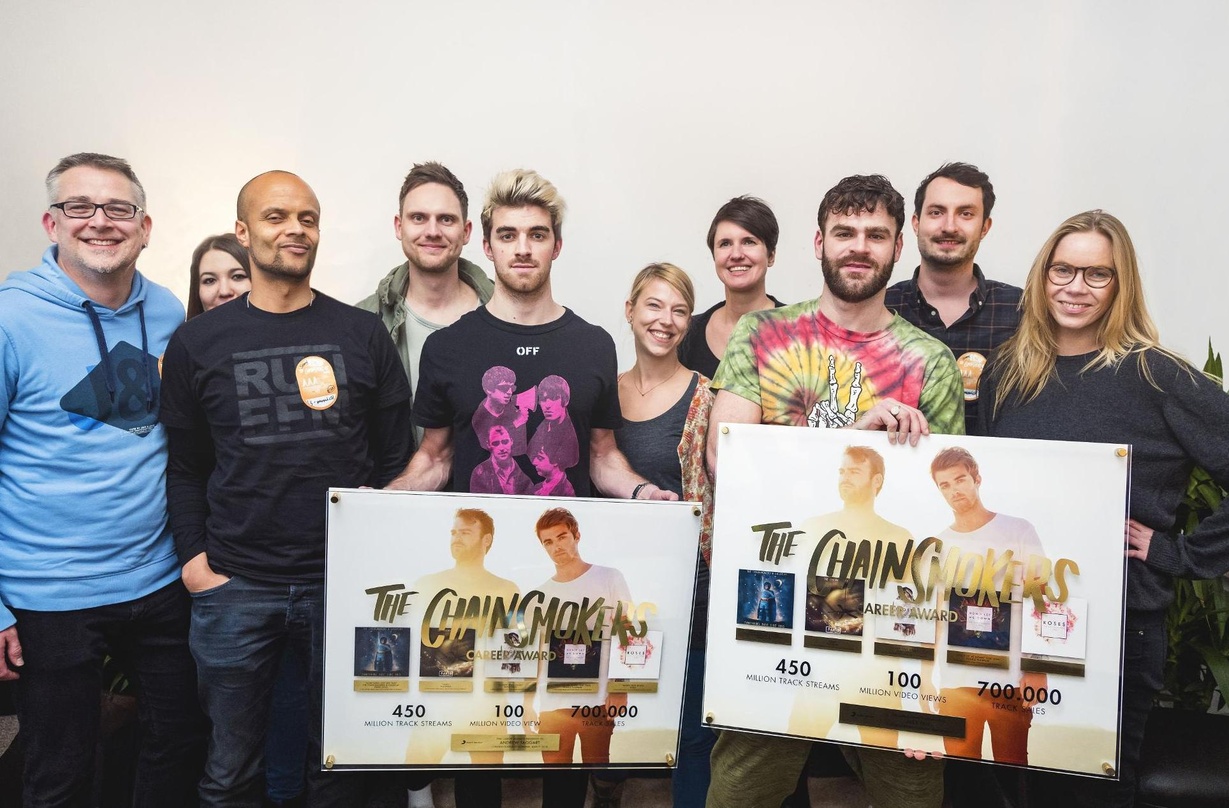 Bei der Award-Verleihung in München (von links): Mathias Blühdorn (Director International Marketing Sony Music), Sarah Heiß (Junior Manager Audience Development & Team Coordination), Patri...
