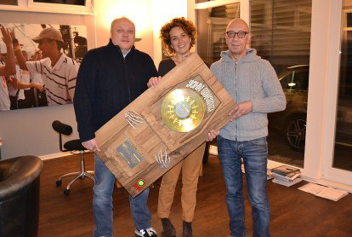 Bei der Gold-Verleihung (von links): Marc Sieper, Beate Textor (beide Lübbe Audio) und
Kurt Erping (Geschäftsführer tonpool Medien