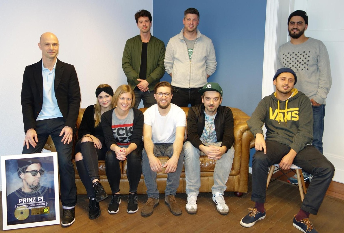 Besiegelten den neuen Vertrag und feierten eine goldene Schallplatte (von links): Patrick Strauch (Managing Director, Sony/ATV), Henrike Blome (A&R Trainee, Sony/ATV), Sarah Schneider (Rep...
