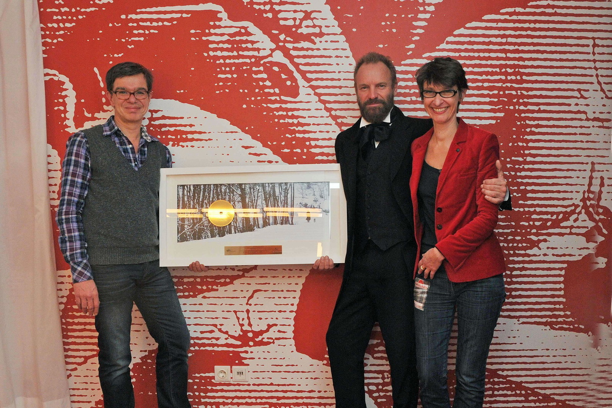 Zur Edelmetallverleihung trafen sich (v.l.n.r.): Christian Kellersmann (Managing Director Classics & Jazz Universal Music Deutschland), Sting und Lut Behiels (Head of International Marketi...