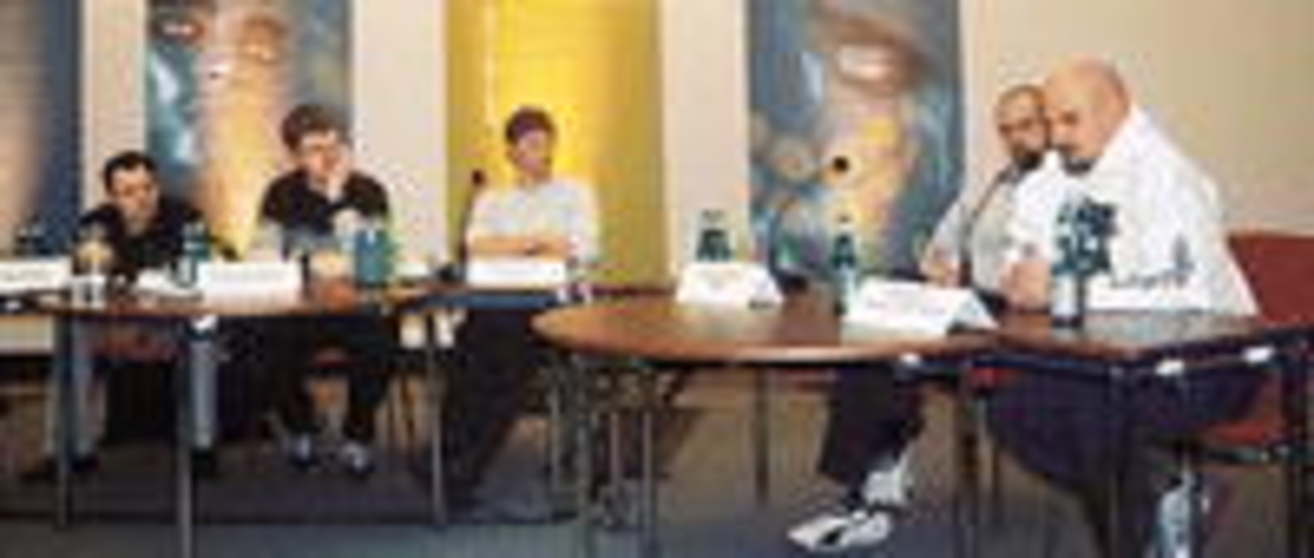 Gebannt lauscht das von musikwoche.de präsentierte Panel den Ausführungen von WebstBam (r.): Stephan Pauly, Dietmar Schwenger, Marcus Adam und Sascha Kraus (v.l.n.r.) hören gut zu