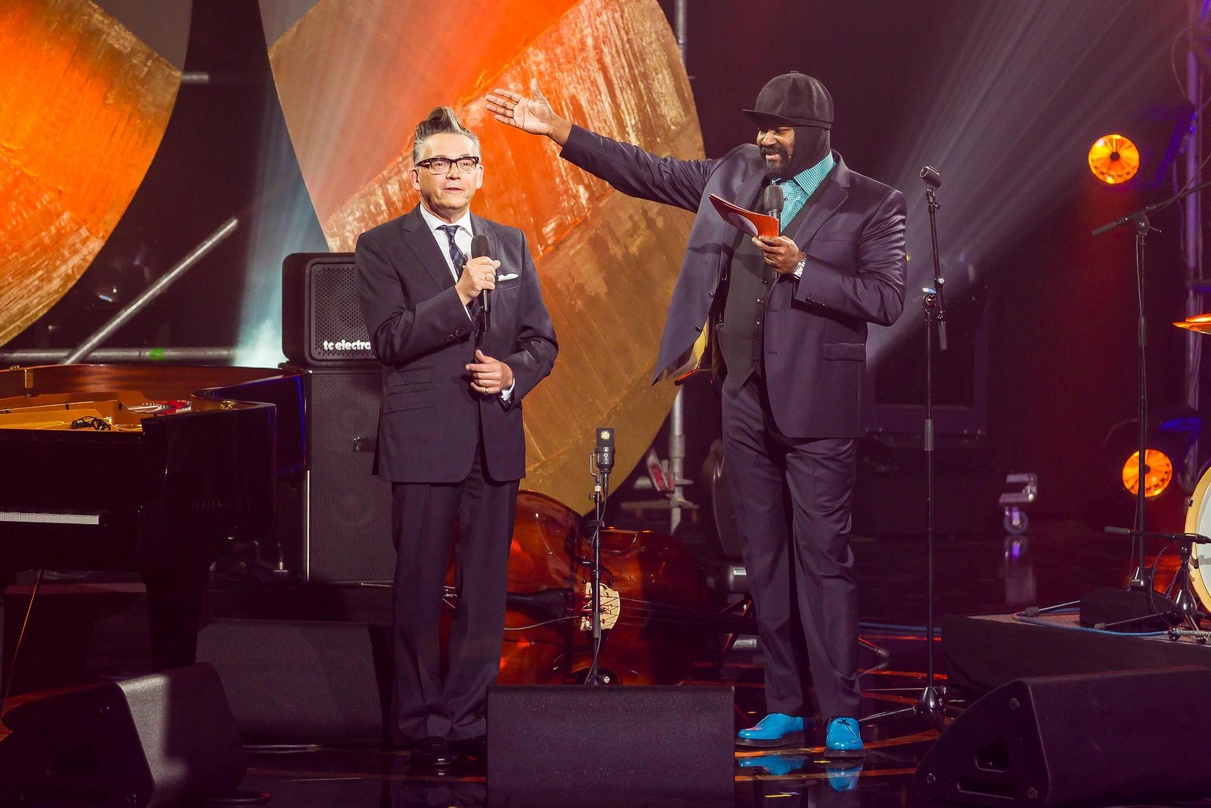 Führten Ende Mai 2016 gemeinsam durch den siebten Echo Jazz: die Moderatoren Götz Alsmann und Gregory Porter