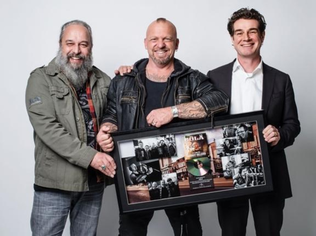 Bei der Übergabe (von links): Roland Fischer (Universal Music Switzerland), Göla und sein Manager Lukas Moser